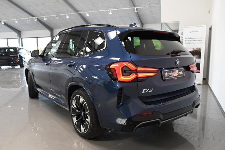 Blå BMW iX3 fra 2024