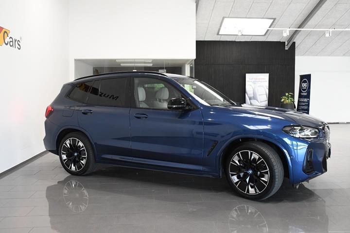Blå BMW iX3 fra 2024