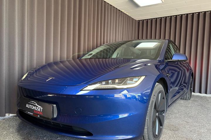 Blå Tesla Model 3 fra 2024