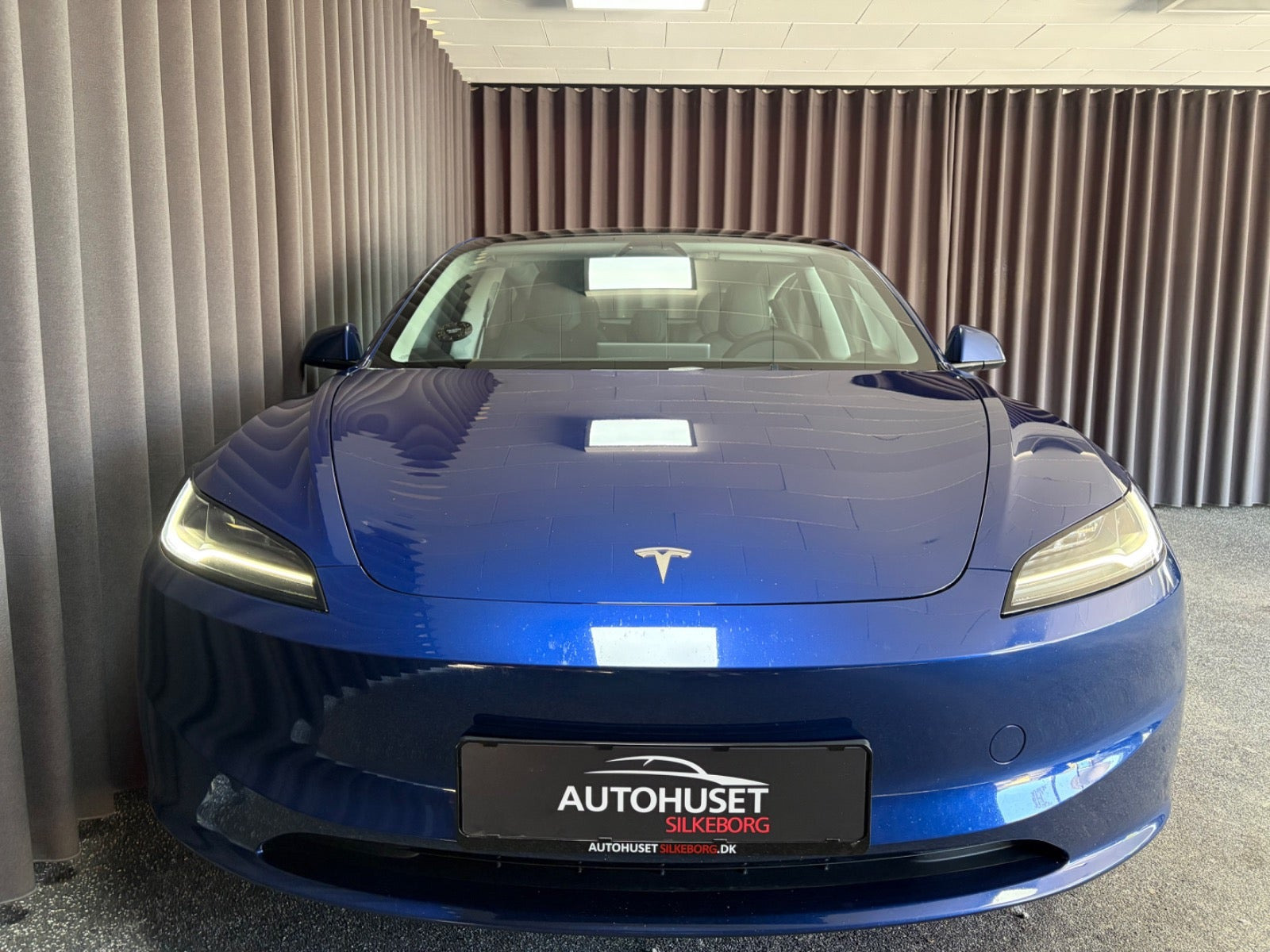 Blå Tesla Model 3 fra 2024