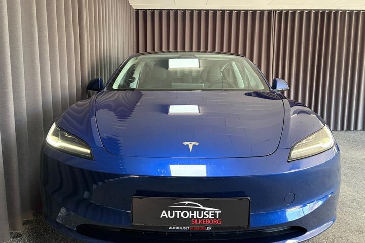 Blå Tesla Model 3 fra 2024