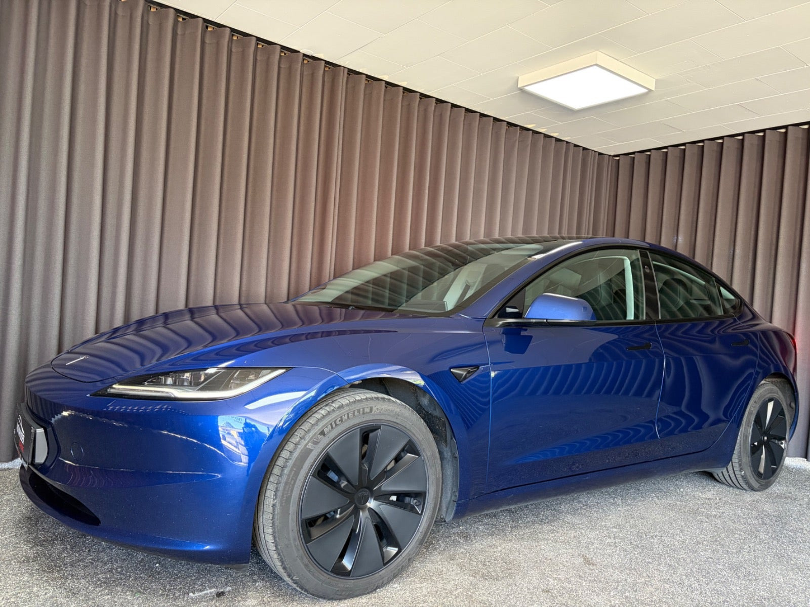Blå Tesla Model 3 fra 2024