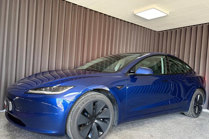 Blå Tesla Model 3 fra 2024