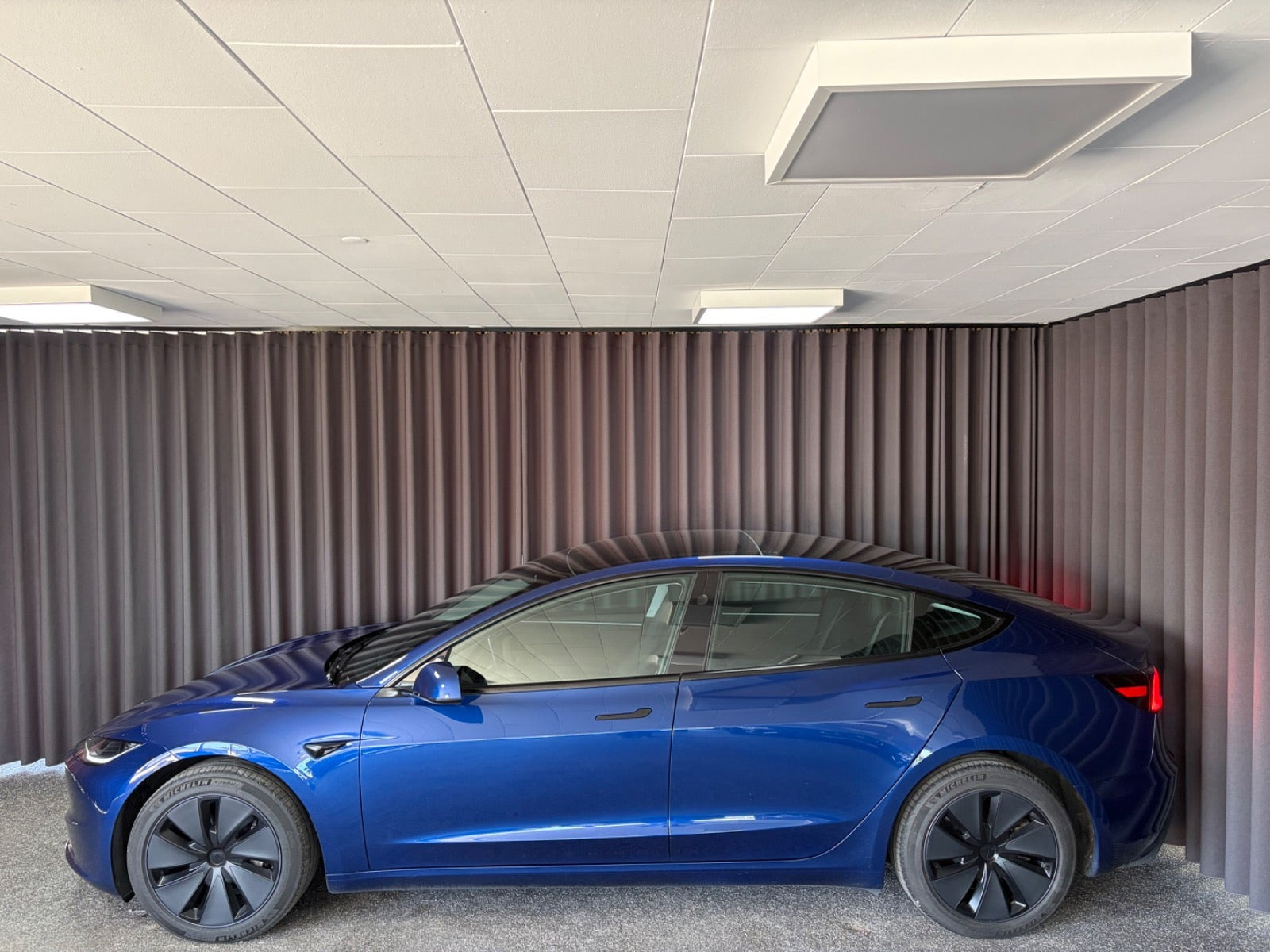 Blå Tesla Model 3 fra 2024