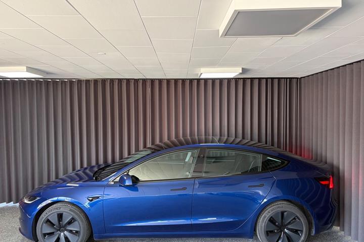 Blå Tesla Model 3 fra 2024