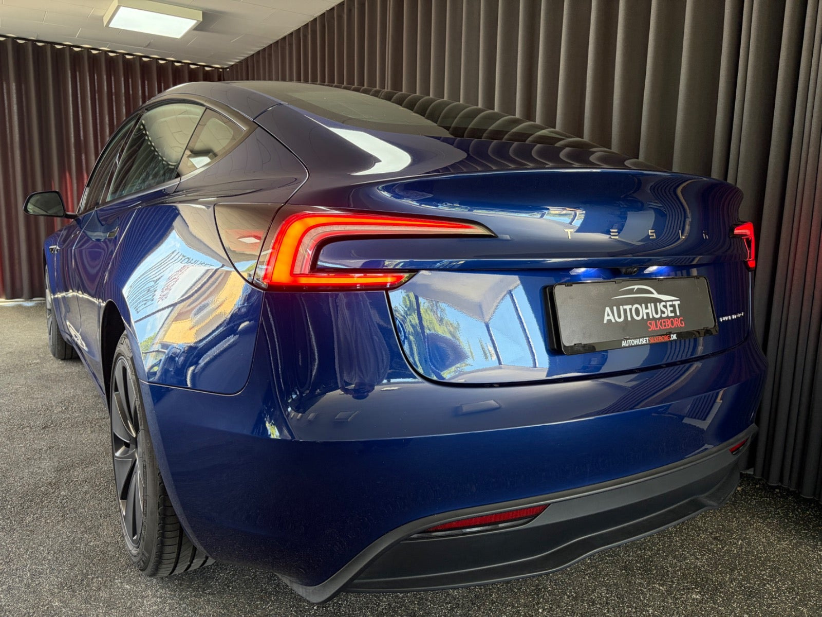 Blå Tesla Model 3 fra 2024