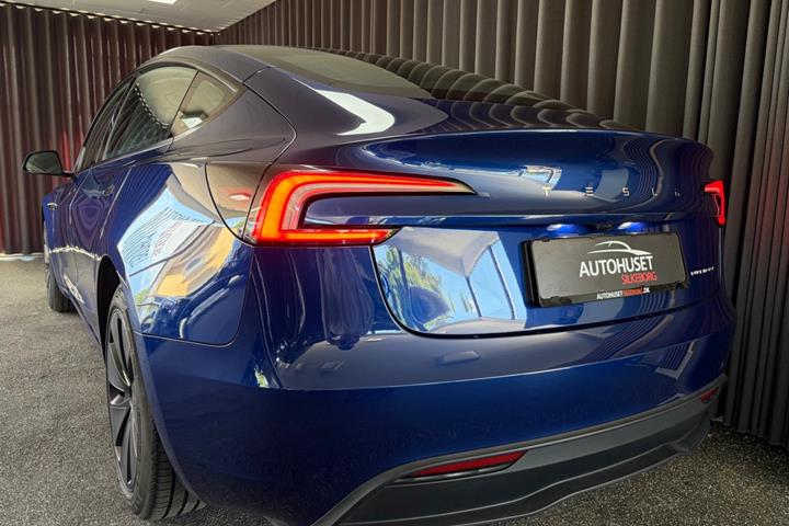 Blå Tesla Model 3 fra 2024