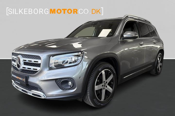 Grå Mercedes GLB200 d fra 2020 set udefra