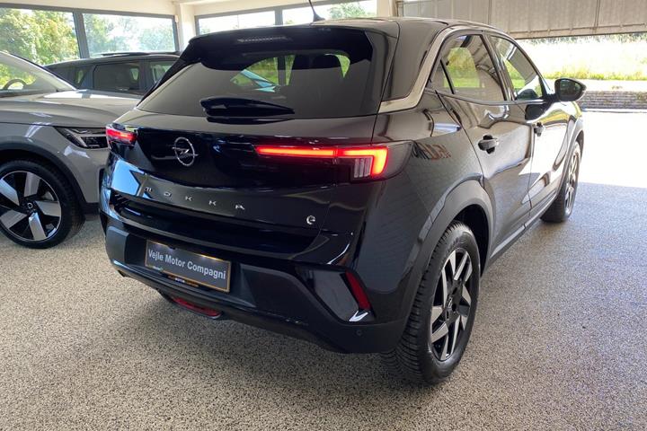 Sort Opel Mokka-e fra 2023