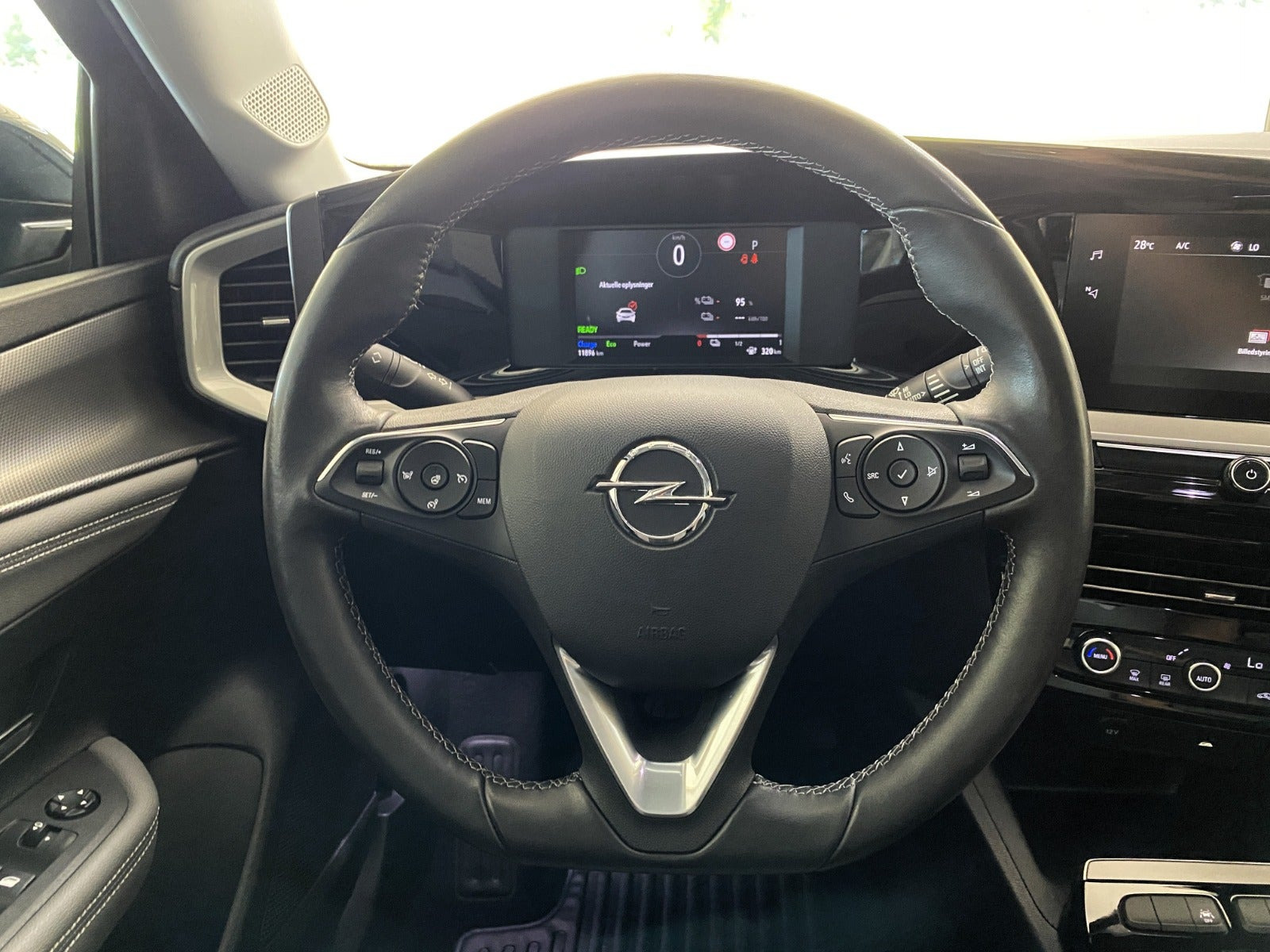 Sort Opel Mokka-e fra 2023