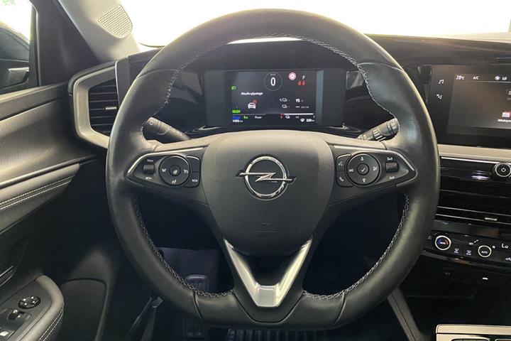 Sort Opel Mokka-e fra 2023