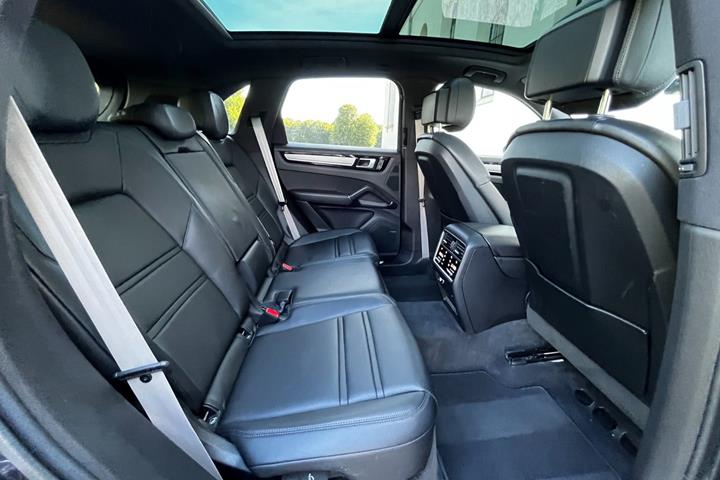 Bronze Porsche Cayenne fra 2022