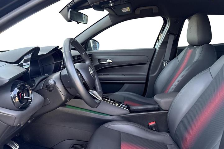 Sort Alfa Romeo Junior fra 2025