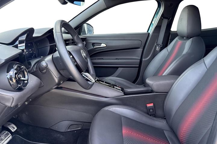 Blå Alfa Romeo Junior fra 2025