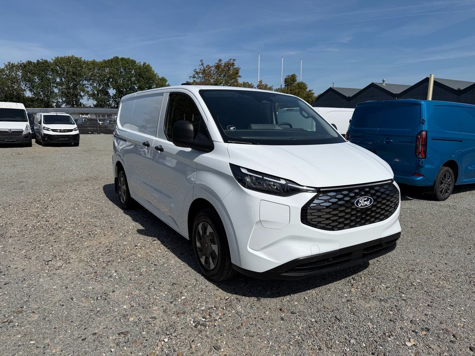Hvid Ford E-Transit Custom 320 L1 fra 2026