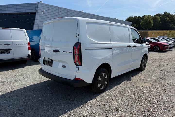 Hvid Ford E-Transit Custom 320 L1 fra 2026