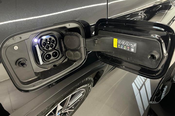 Sort BMW iX1 fra 2025