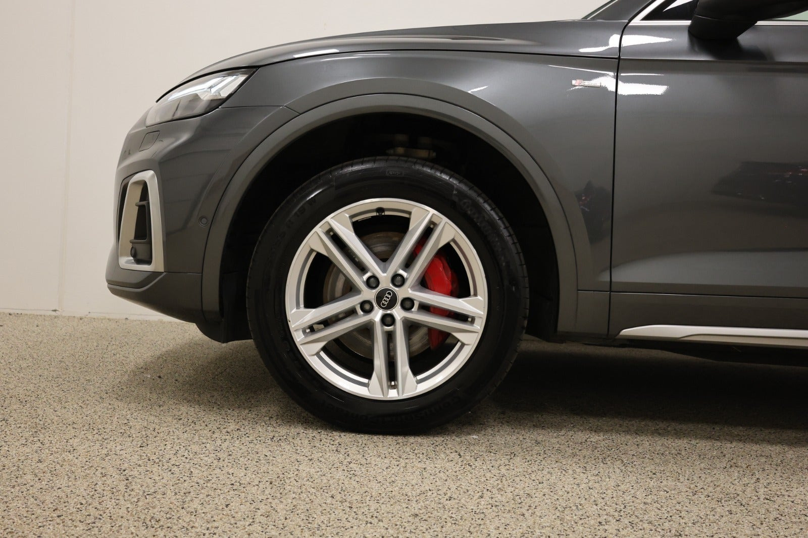 Grå Audi Q5 fra 2022