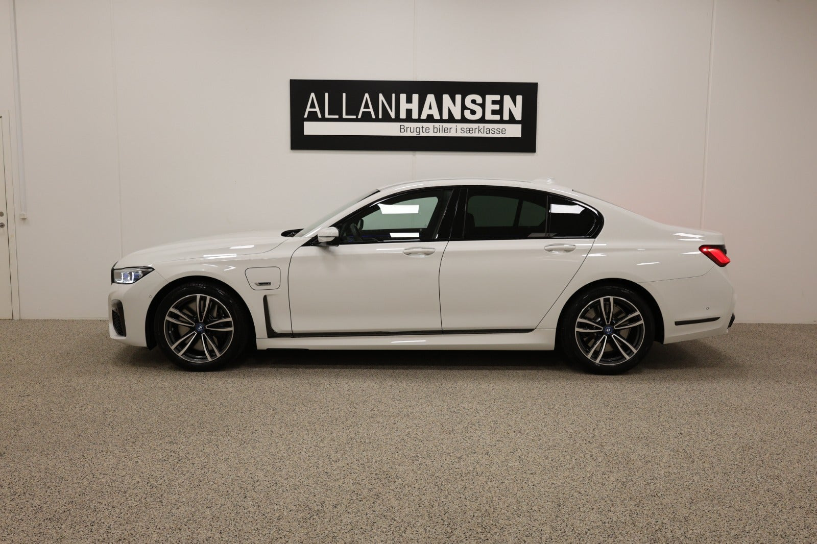 Hvid BMW 745e fra 2022