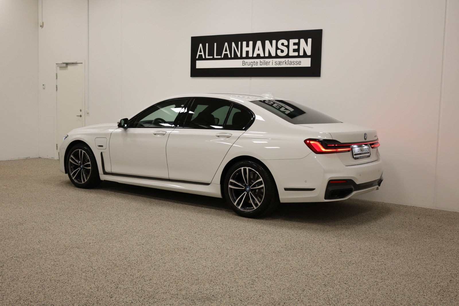 Hvid BMW 745e fra 2022