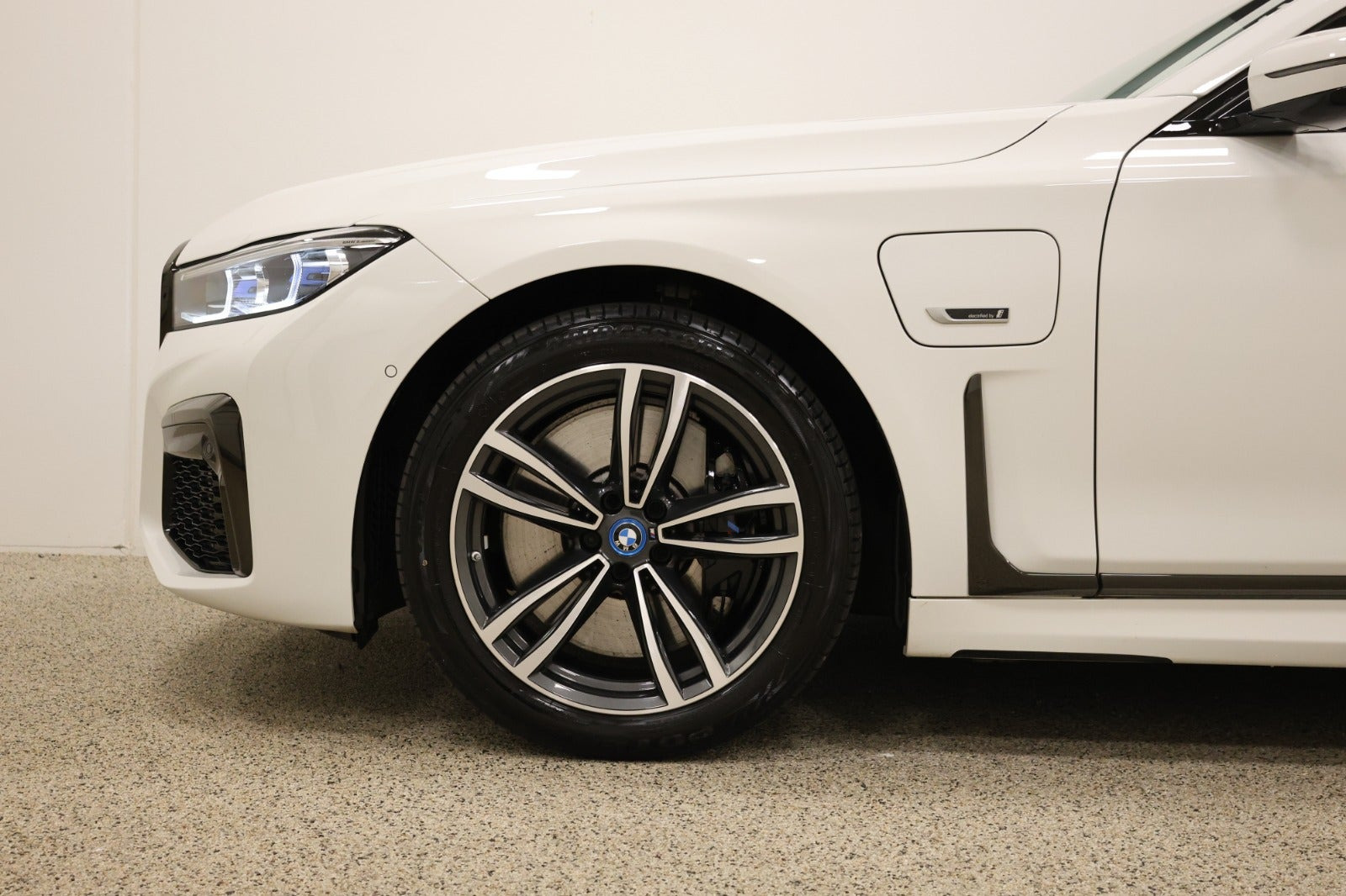 Hvid BMW 745e fra 2022