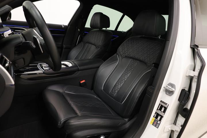 Hvid BMW 745e fra 2022