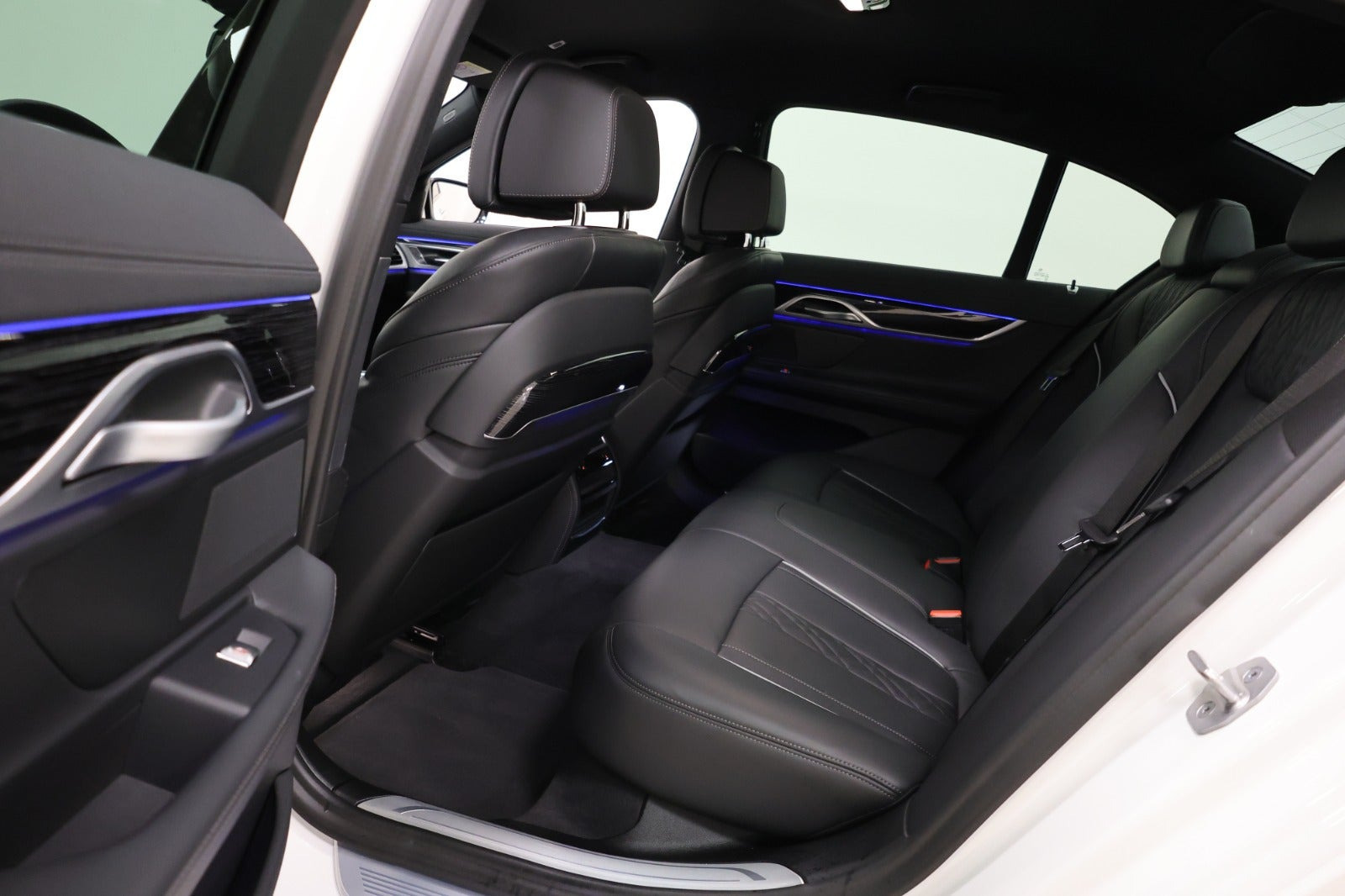 Hvid BMW 745e fra 2022