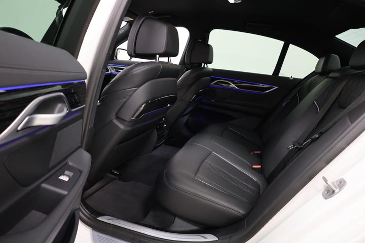 Hvid BMW 745e fra 2022