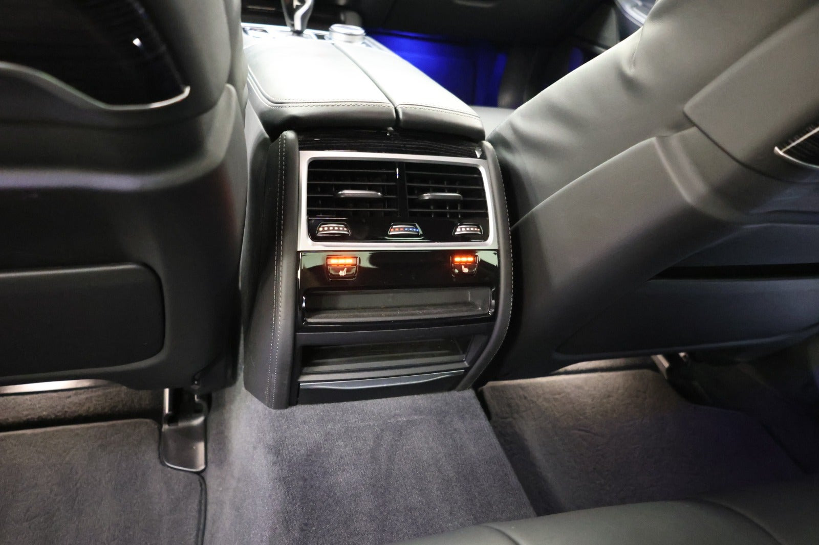 Hvid BMW 745e fra 2022