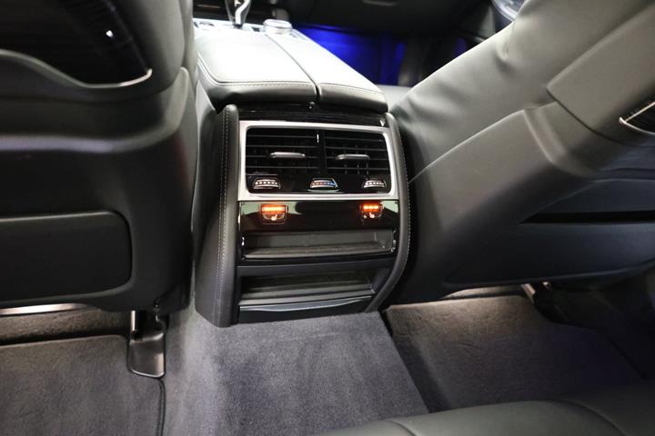 Hvid BMW 745e fra 2022