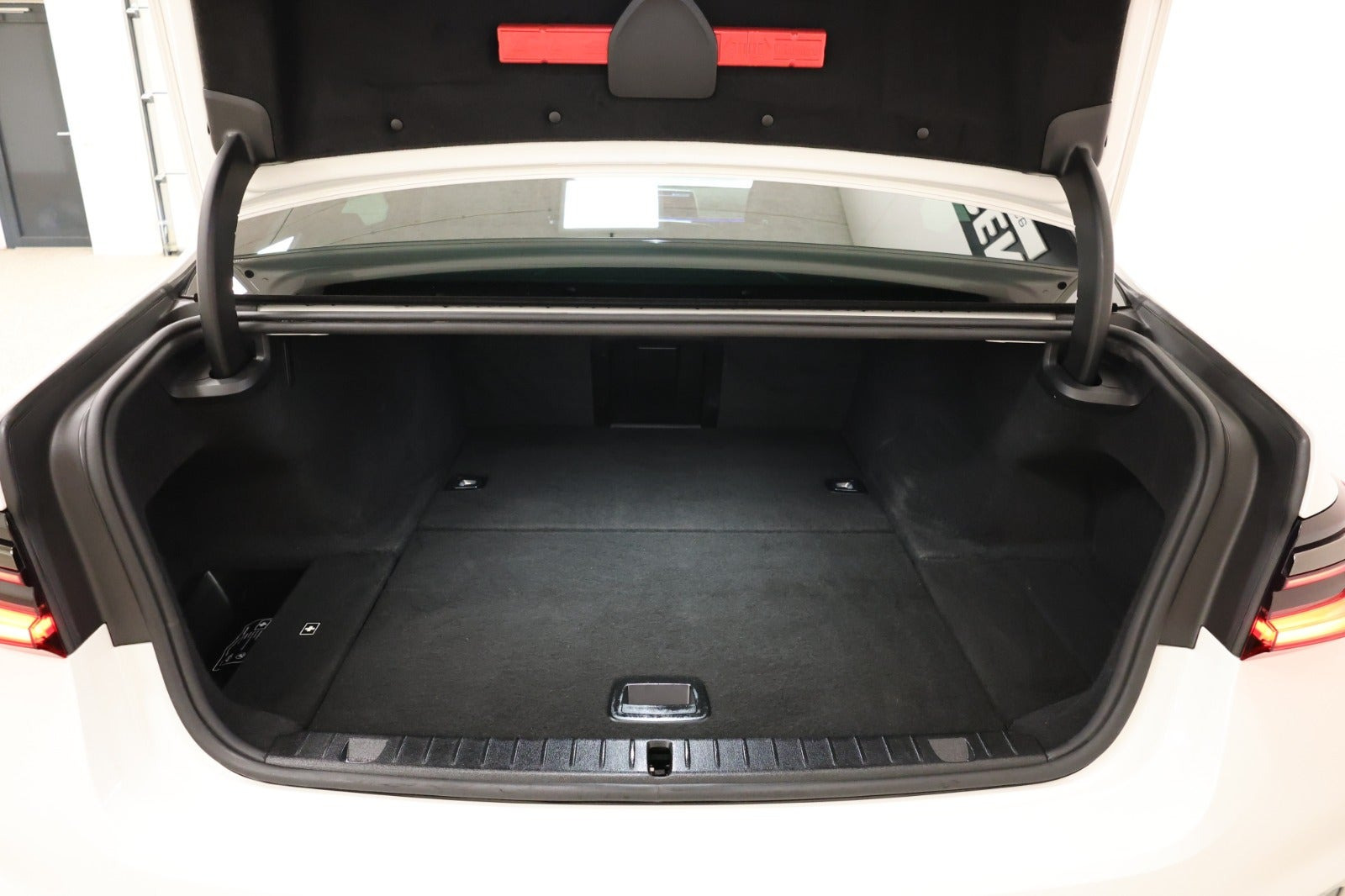 Hvid BMW 745e fra 2022