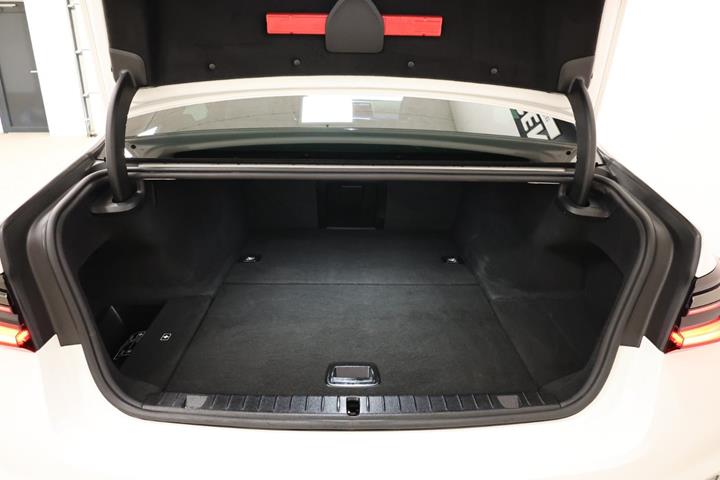 Hvid BMW 745e fra 2022