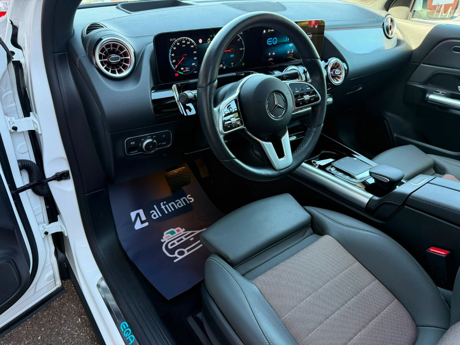Hvid Mercedes EQA250 fra 2022