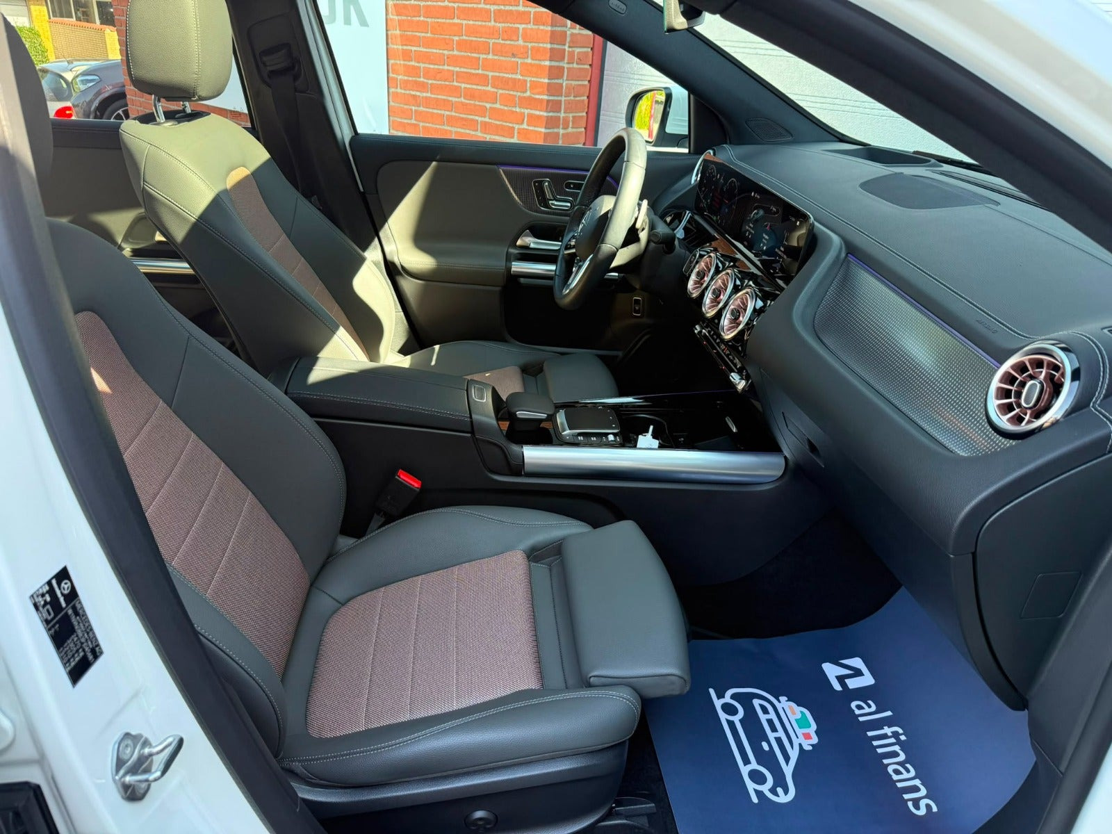Hvid Mercedes EQA250 fra 2022