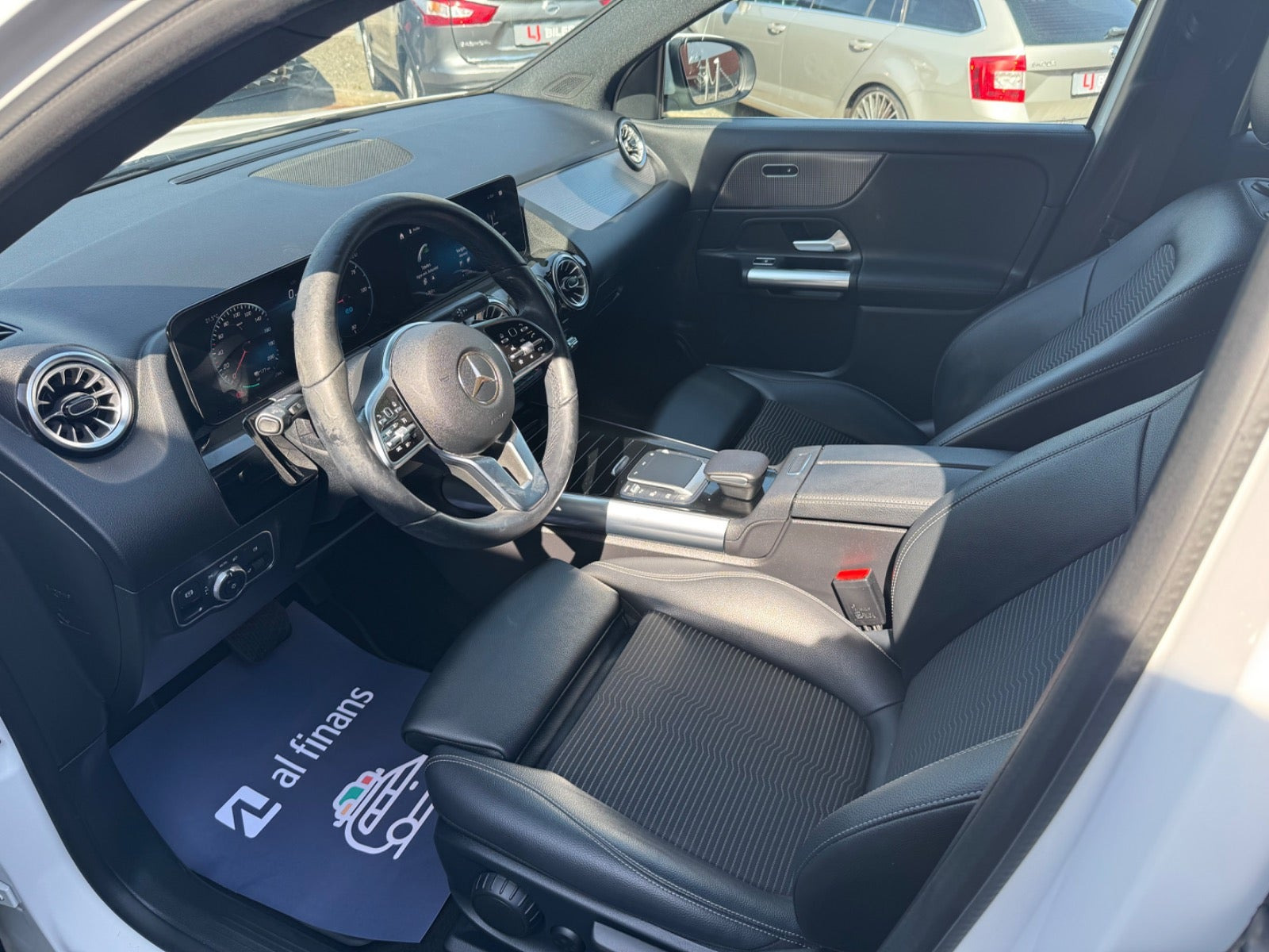 Hvid Mercedes EQA250 fra 2021
