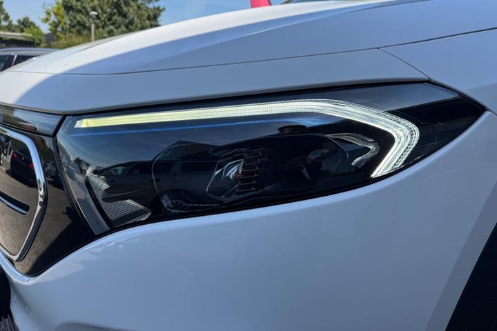 Hvid Mercedes EQA250 fra 2021