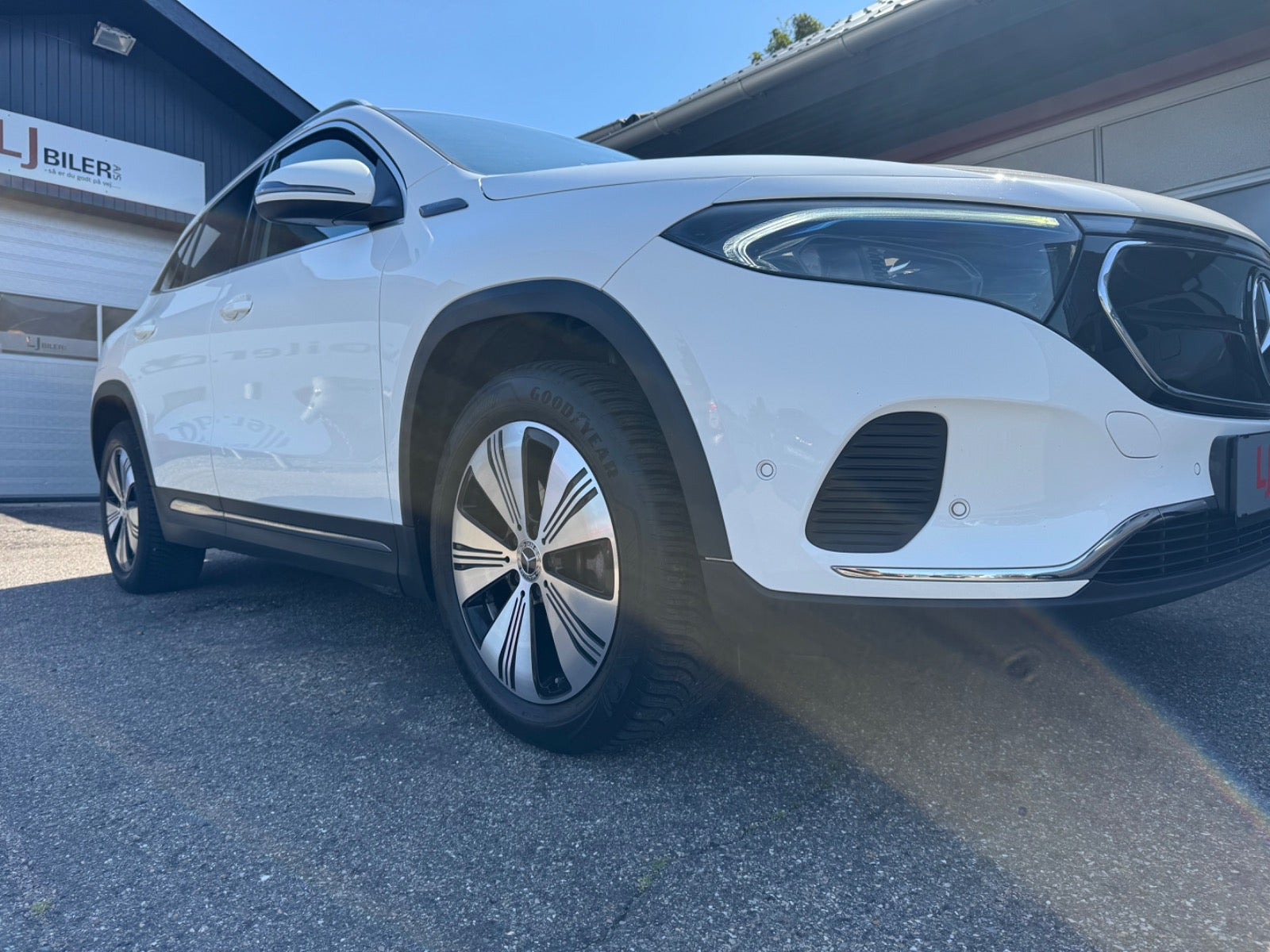 Hvid Mercedes EQA250 fra 2021