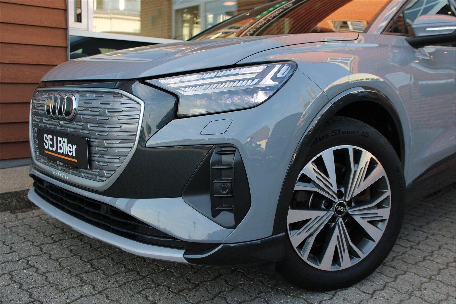 Grå Audi Q4 e-tron fra 2022