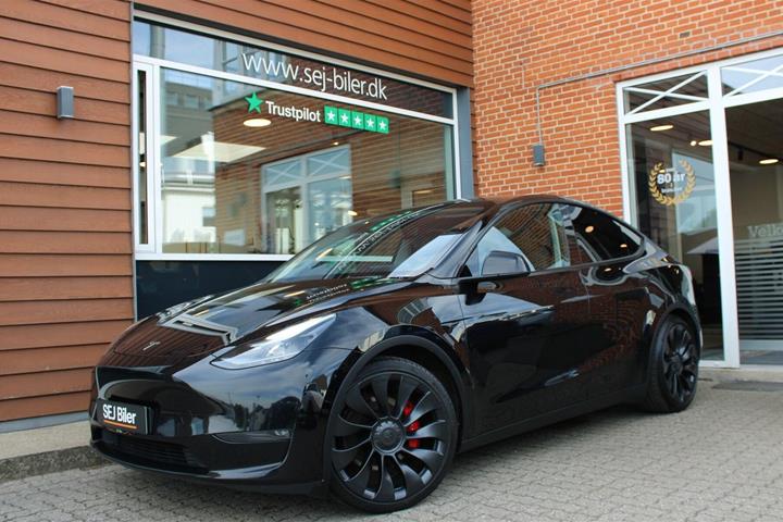 Sort Tesla Model Y fra 2023