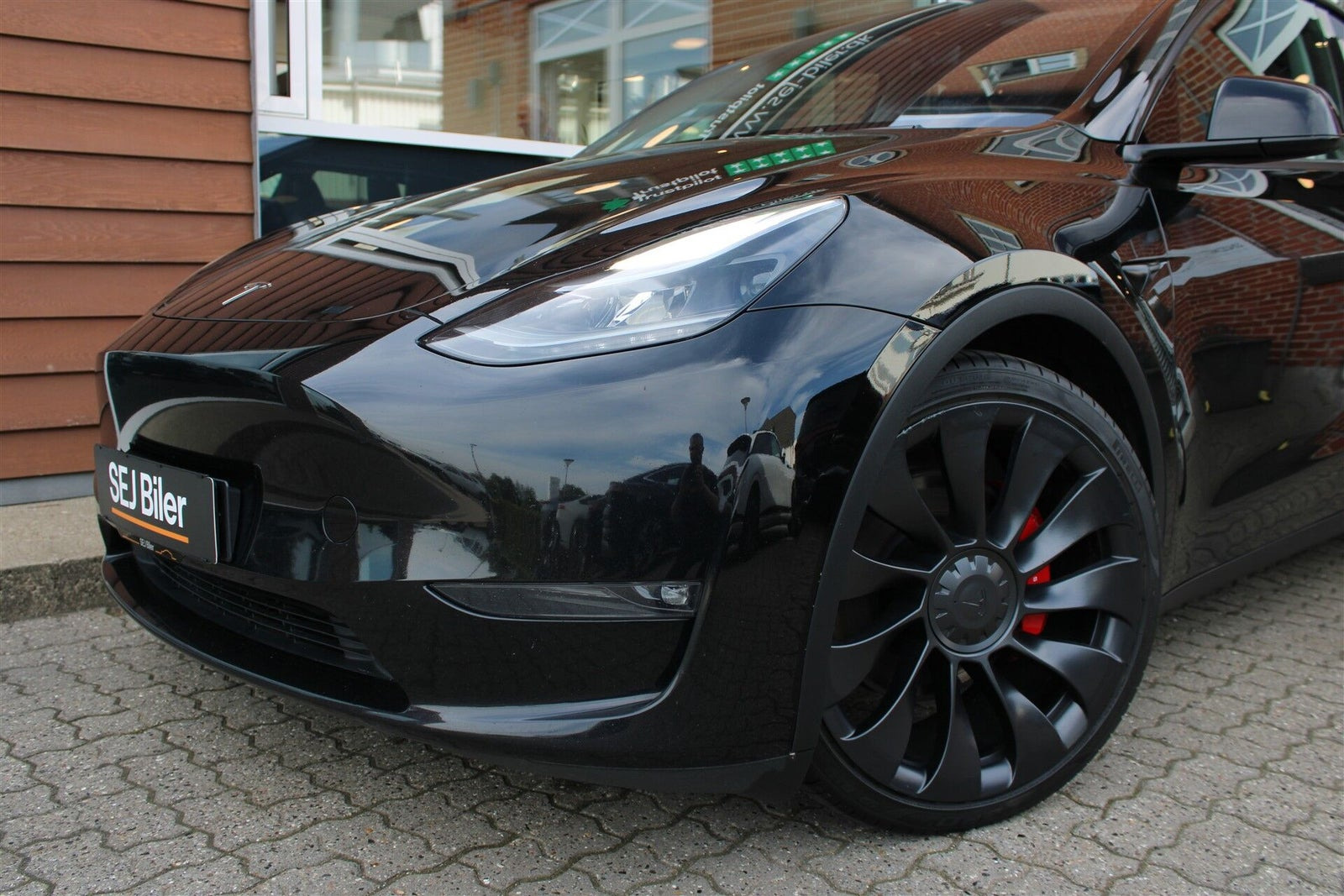 Sort Tesla Model Y fra 2023
