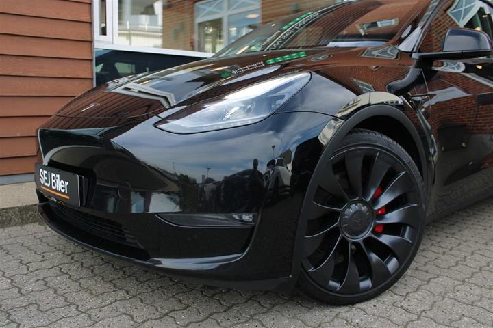 Sort Tesla Model Y fra 2023