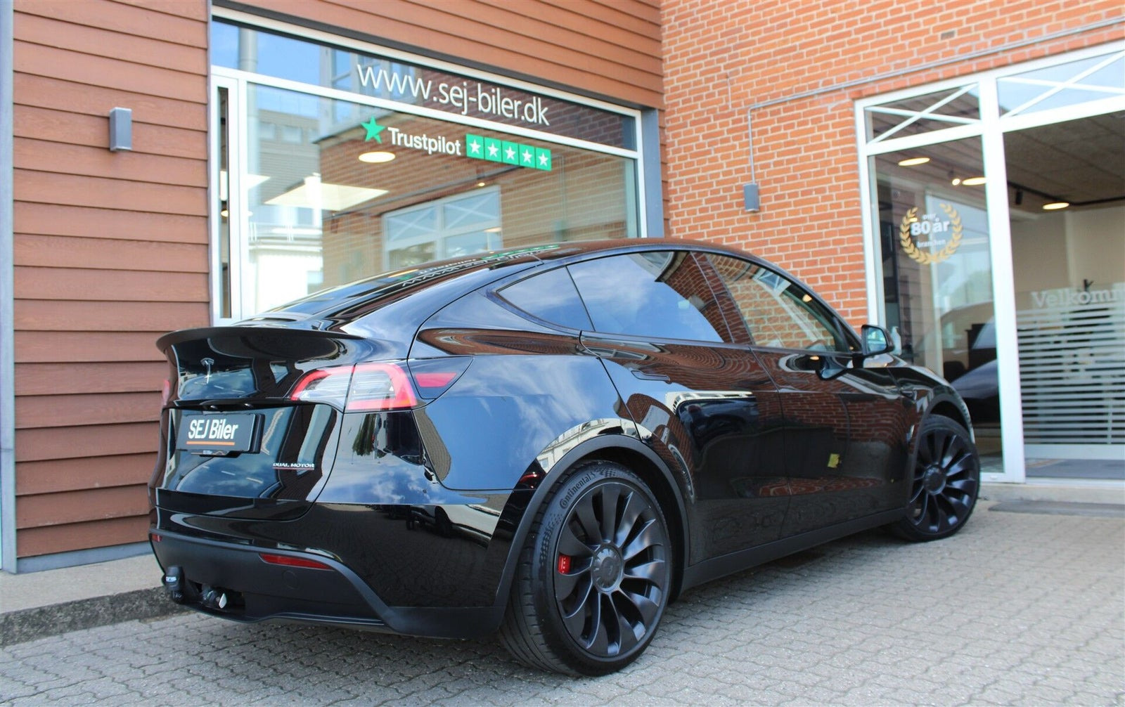 Sort Tesla Model Y fra 2023