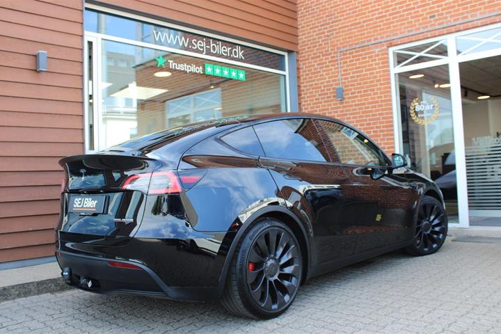 Sort Tesla Model Y fra 2023