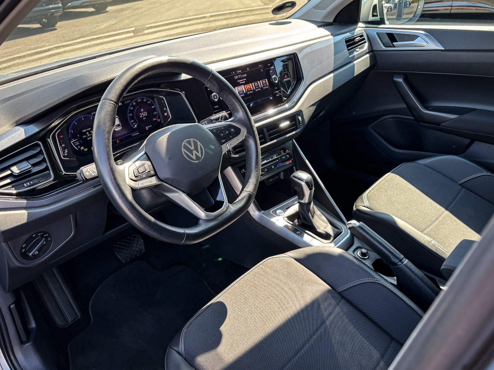 Sølv VW Taigo fra 2022
