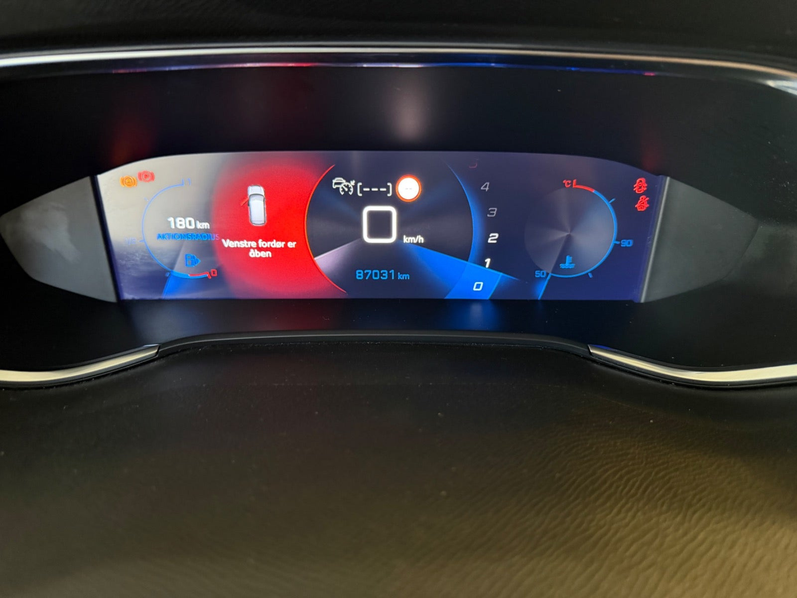 Grå Peugeot 308 fra 2021