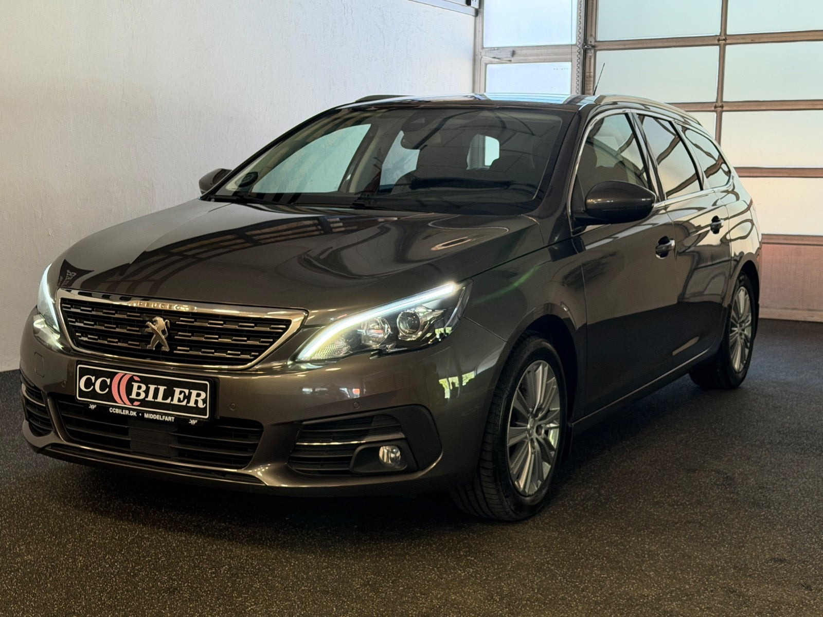 Grå Peugeot 308 fra 2021