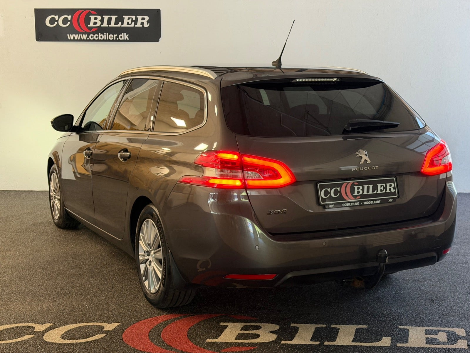 Grå Peugeot 308 fra 2021