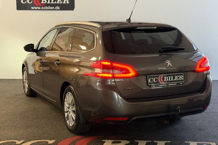 Grå Peugeot 308 fra 2021