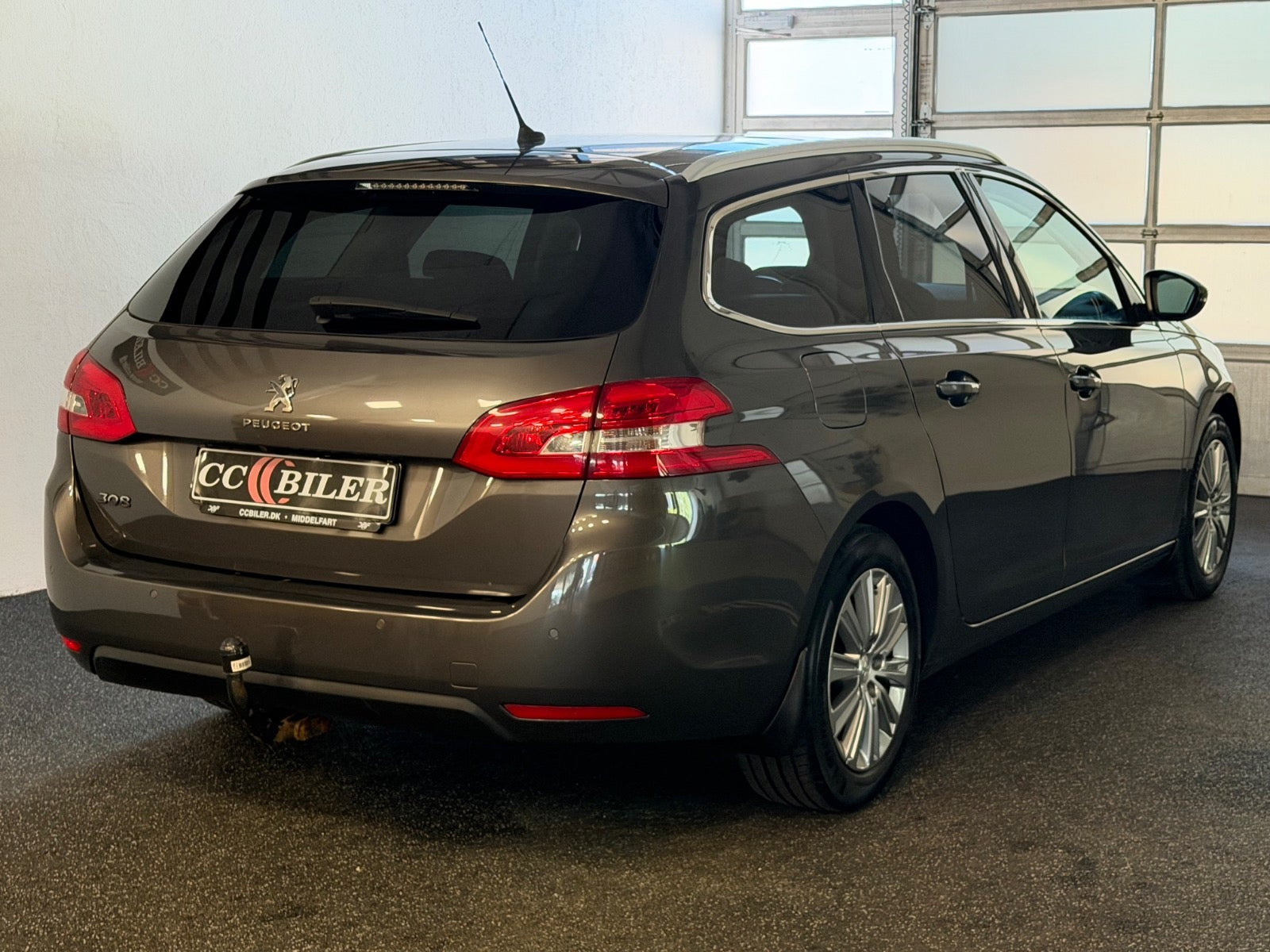 Grå Peugeot 308 fra 2021