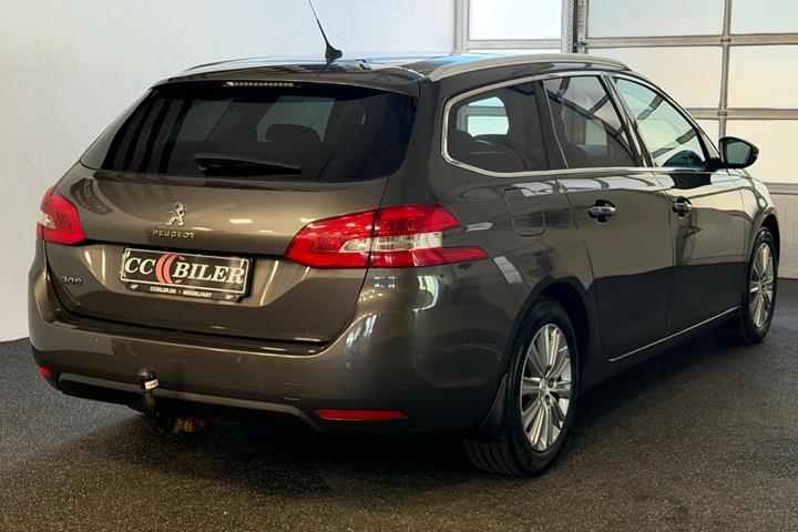 Grå Peugeot 308 fra 2021
